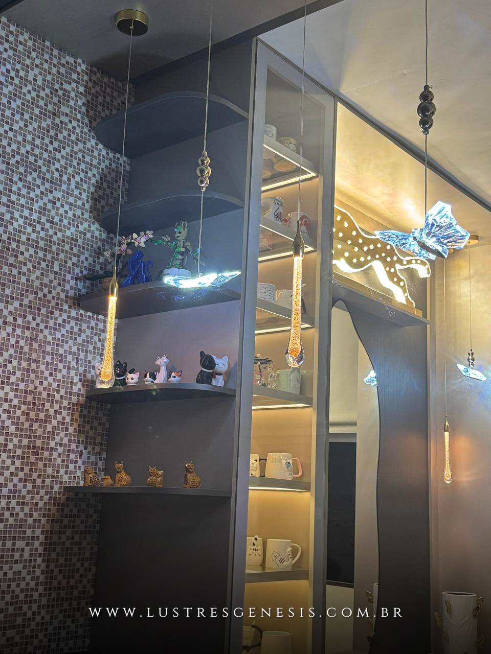 Pendente moderno Aimee Gota instalado em banheiro com espelho redondo e decoração elegante. Lustres Gênesis loja online de Lustres e Iluminação Decorativa